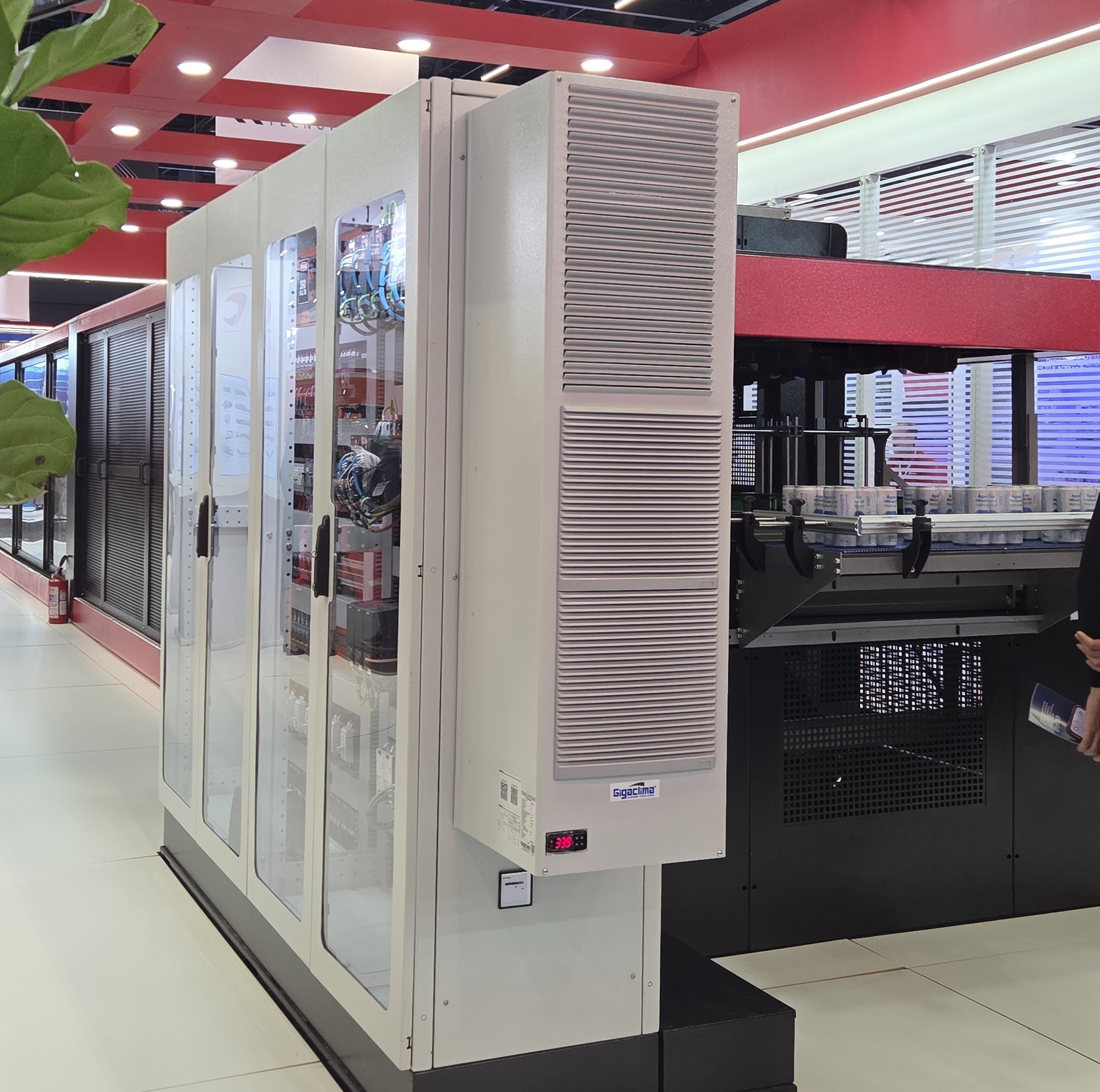 Refrigerador indoor Gigaclima em painel elétrico